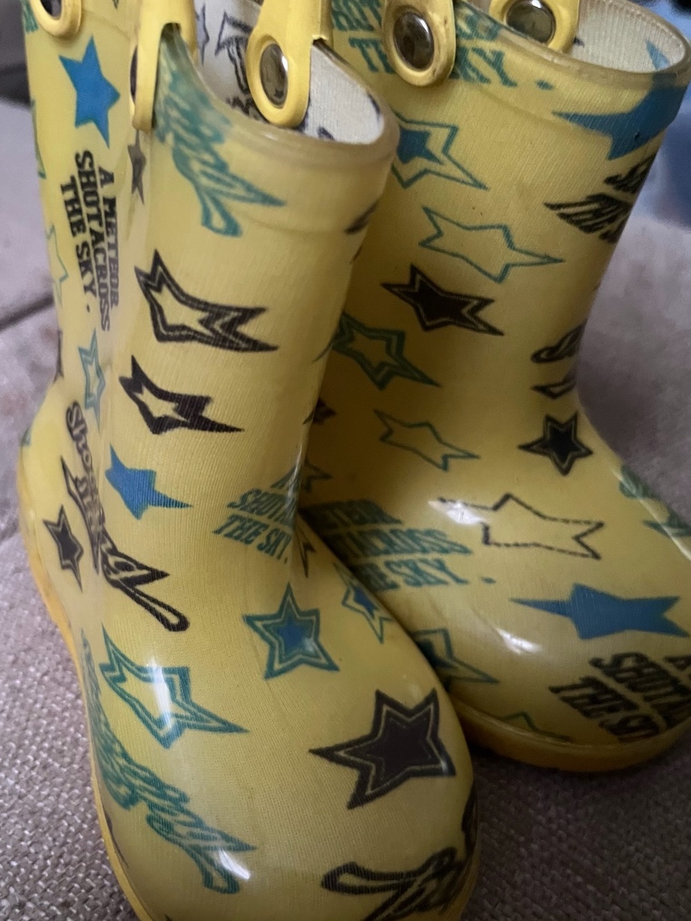 Source Unknown Yellow Kids Rain Boots with Blue & Black Stars